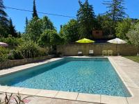Basen w obiekcie Gîte La loge 142 route de CARPENTRAS 84210 VENASQUE lub w pobliżu