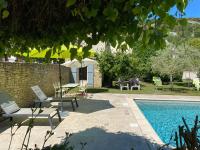 Basen w obiekcie Gîte La loge 142 route de CARPENTRAS 84210 VENASQUE lub w pobliżu