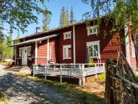 una casa de madera con una valla delante en Iisakki Village, en Ruka