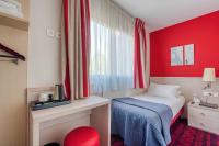 ein Hotelzimmer mit einem Bett und einer roten Wand in der Unterkunft Hotel Le Richemont in Paris