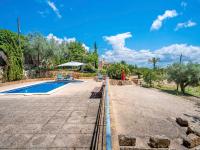 Bazén v ubytovaní Holiday Home Can Pere Mas by Interhome alebo v jeho blízkosti
