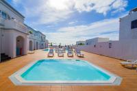 The swimming pool at or close to Apartamentos Corona Mar