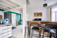 a kitchen and dining room with a table and chairs at Appartement 2 chambres proche gare de Bordeaux in Bordeaux