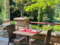 un tavolo con due bicchieri di vino su un patio di Logis Hostellerie la Chaumière ad Arsonval