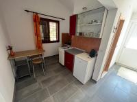 Kuchnia lub aneks kuchenny w obiekcie Apartments Peronja Jelsa Seafront