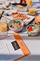 una mesa cubierta con platos de comida y tazones de comida en Hotel Stomorin-Marina Hramina, en Murter