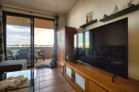 TV a/nebo společenská místnost v ubytování Serenity Paraiso II Sunset View