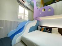 a childrens bedroom with a bed with a mural at Misto B&amp;B in Taitung City