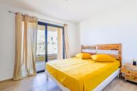 Tempat tidur dalam kamar di Villa Lurenzu - Maison pour 8 avec vue et piscine