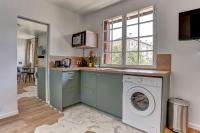 a kitchen with a washing machine and a window at Le Normand- Bois d&#39;arcy in Bois-dʼArcy
