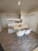 a kitchen with a table and chairs in a room at CHARTA Mobile Home Meon in Drage