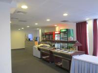 马马亚马马亚赫法伊斯托斯酒店的商店的等候区，展示着食物。