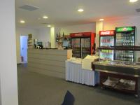 马马亚马马亚赫法伊斯托斯酒店的一间商店,里面设有两个冰箱和一个饮料柜台