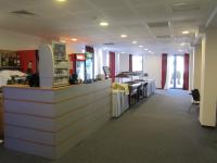 马马亚马马亚赫法伊斯托斯酒店的一间位于房间中间的带柜台的餐厅