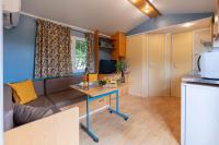 Kuchnia lub aneks kuchenny w obiekcie La Doucette, mobil-home climatisé au cœur du vignoble et à 50m de la mer