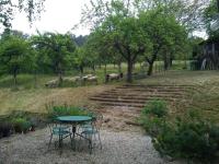 Ogród w obiekcie Ecogîte La Charmette avec terrasse et jardin