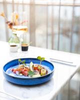 blooming في برغن: طبق من الطعام الأزرق على طاولة