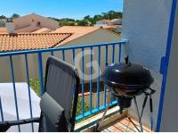 a grill on the balcony of a house at Appartement La Tranche-sur-Mer, 3 pièces, 5 personnes - FR-1-357-309 in La Tranche-sur-Mer