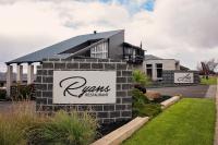 una señal frente a una casa en Mandala Ace Albany Hotel, en Albany