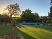 un patio con piscina y cenador en Silos Guesthouse, en Addo
