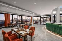 um restaurante com mesas, cadeiras e janelas em AKKA Lush Hotel Taksim em Istambul