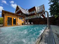 Bazén v ubytovaní VisitZakopane - Diamond Spa Apartment alebo v jeho blízkosti