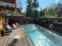 Bazén v ubytovaní VisitZakopane - Diamond Spa Apartment alebo v jeho blízkosti
