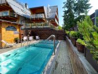 Bazén v ubytovaní VisitZakopane - Diamond Spa Apartment alebo v jeho blízkosti