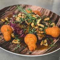 Un plato de comida con carne y verduras en una mesa. en SONNE Wilhams, en Missen-Wilhams