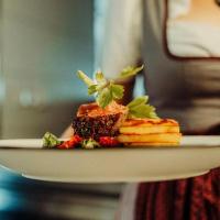 una persona sosteniendo un plato con comida en él en SONNE Wilhams, en Missen-Wilhams