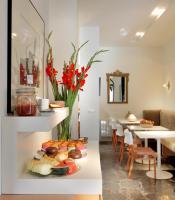 莫纳奇尔阿尔穆尼亚山谷酒店的架子上一张桌子,上面有盘子