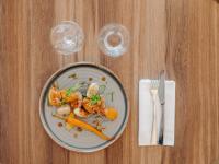 Un plato de comida en una mesa con dos copas de vino. en Novotel Paris Centre Tour Eiffel, en París