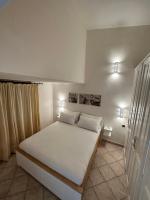 A bed or beds in a room at Sardegna Costa Corallina Appartamento Luxury Vista Mare in splendido villaggio - IUN R6511
