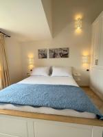A bed or beds in a room at Sardegna Costa Corallina Appartamento Luxury Vista Mare in splendido villaggio - IUN R6511