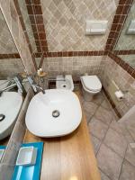 A bathroom at Sardegna Costa Corallina Appartamento Luxury Vista Mare in splendido villaggio - IUN R6511