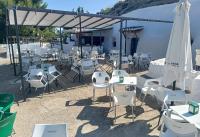 een groep stoelen en tafels en een paraplu bij Cuevas Azul in Baza