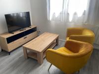Televízia a/alebo spoločenská miestnosť v ubytovaní Immeuble Les Perdrix