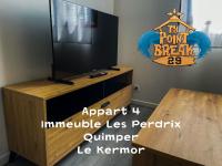 Televízia a/alebo spoločenská miestnosť v ubytovaní Immeuble Les Perdrix