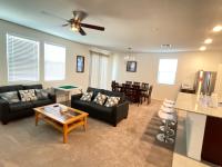 una sala de estar con un sofá y una mesa en Spacious House, 5 bedrooms, Sleeps 12, Near Las Vegas Strip and Airport, en Las Vegas