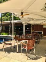 En restaurant eller et andet spisested på Beachfront 2 BR Luxury Apartment Chava Surin