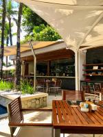 En restaurant eller et andet spisested på Beachfront 2 BR Luxury Apartment Chava Surin