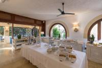 comedor con mesa y mantel blanco en Hotel Ta' Cenc & Spa, en Sannat