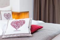 ein Kissen mit Herz auf einem Bett in der Unterkunft Hotel am Schloss in Goldegg