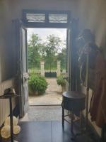 a room with an open door to a yard at Manoir en Crau in Arles