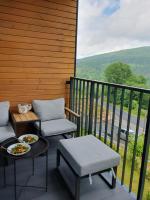 Balkón alebo terasa v ubytovaní Apartament Szyszka Izerski Resort - strefa z sauną