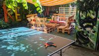 una mesa con un sombrero encima en Re-Born Hostel, en Timisoara
