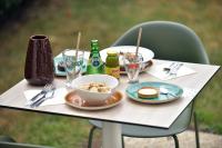 une table avec des assiettes de nourriture et de boissons dessus dans l'établissement Hôtel Kyriad La Rochelle Centre Ville, à La Rochelle