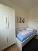 Posteľ alebo postele v izbe v ubytovaní Apartment in Banjol with balcony, air conditioning, WiFi, dishwasher 4888-1