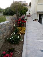 Vonkajšia záhrada v ubytovaní Apartment in Banjol with balcony, air conditioning, WiFi, dishwasher 4888-1