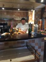 ein Koch bereitet Essen in einer Restaurantküche zu in der Unterkunft U Ceccenate in Montalbano